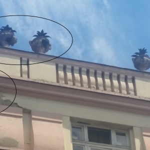 Pešaci oprez! Opasnost od obrušavanja delova fasade!