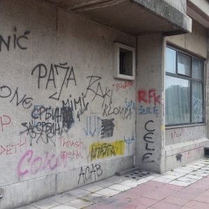 Grafiti po fasadama u Kragujevcu! Da li ih uopšte primećujemo?
