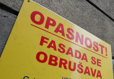 Pešaci oprez! Opasnost od obrušavanja delova fasade!